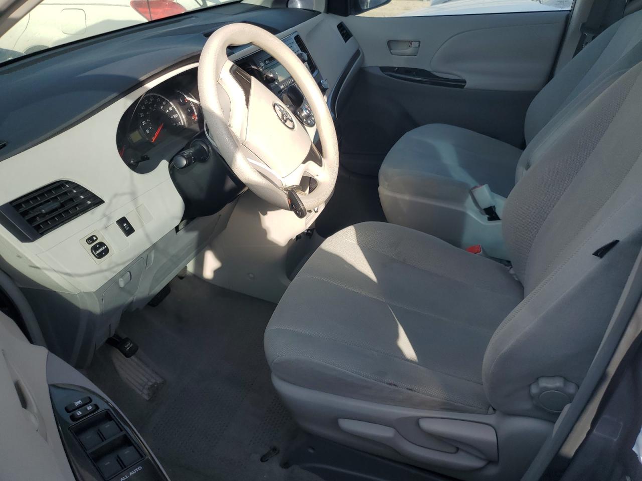 2011 Toyota Sienna - Image 7