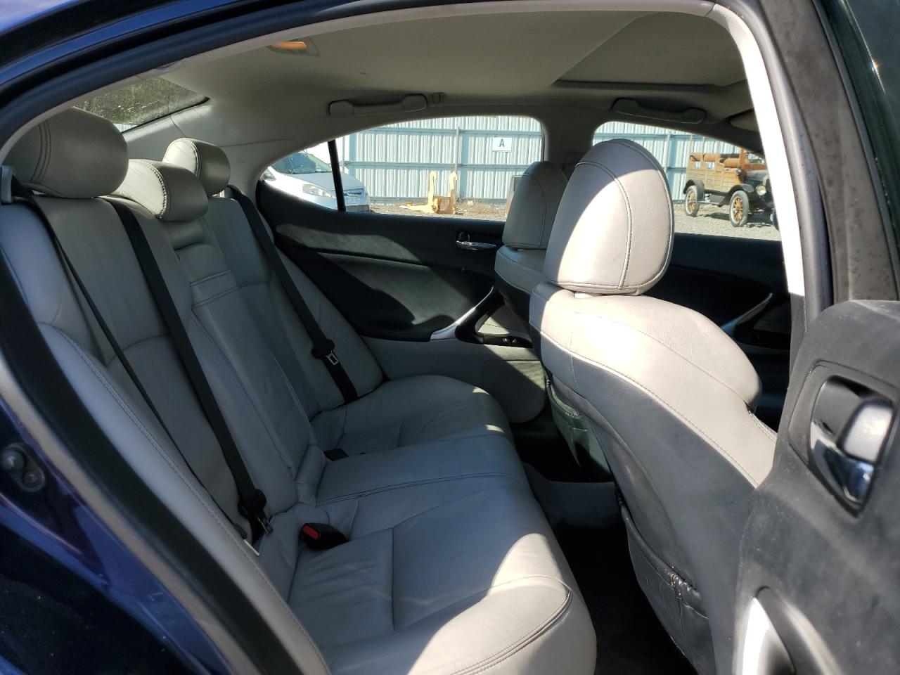 2011 Lexus IS - Image 10