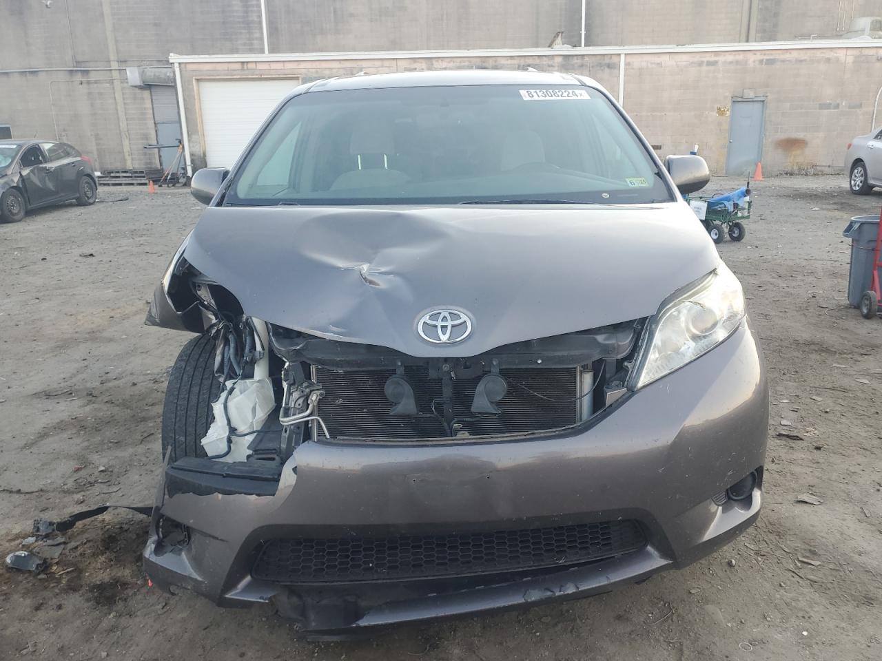 2016 Toyota Sienna - Image 5