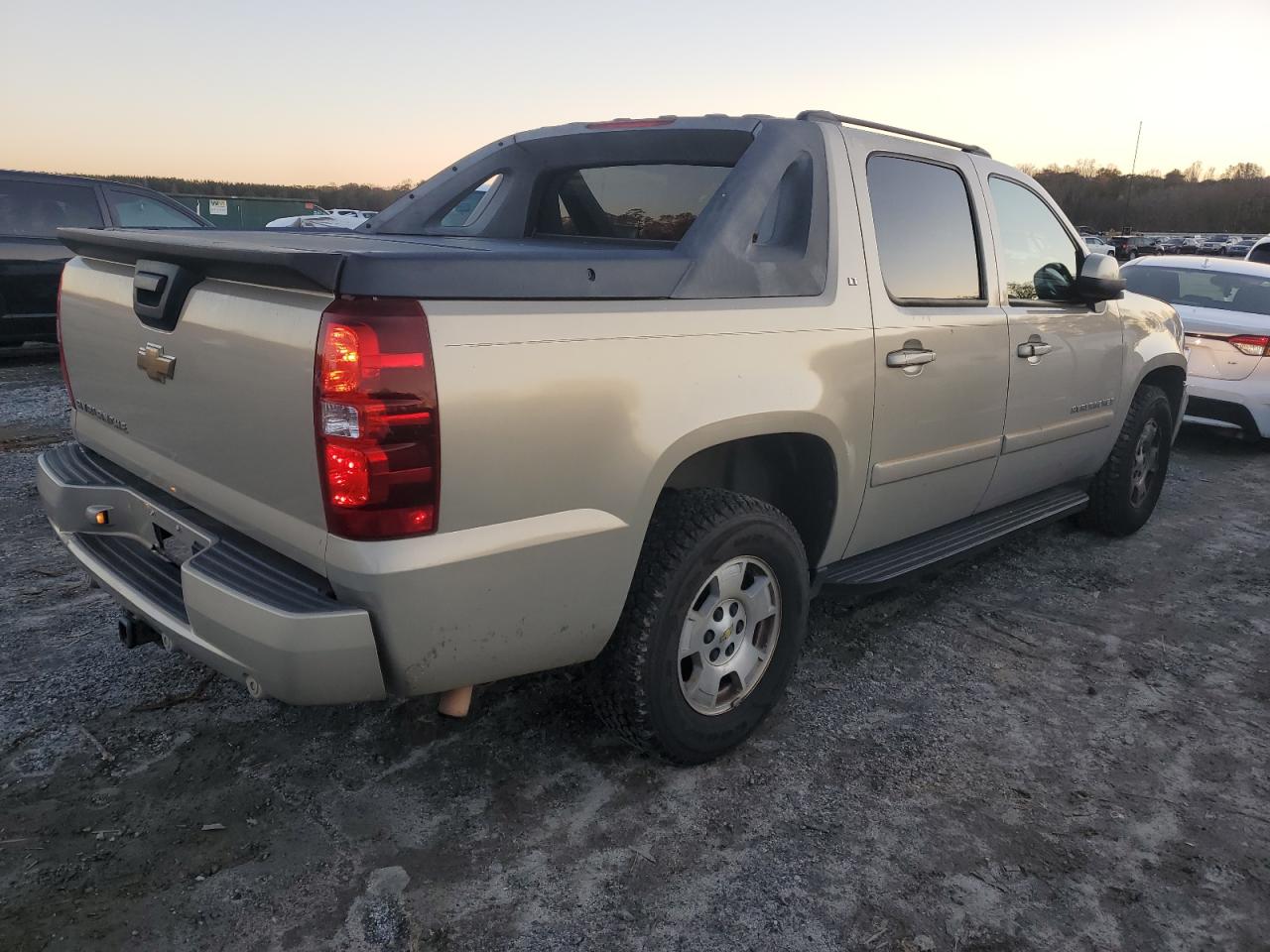 2008 Chevrolet Avalanche - Image 3