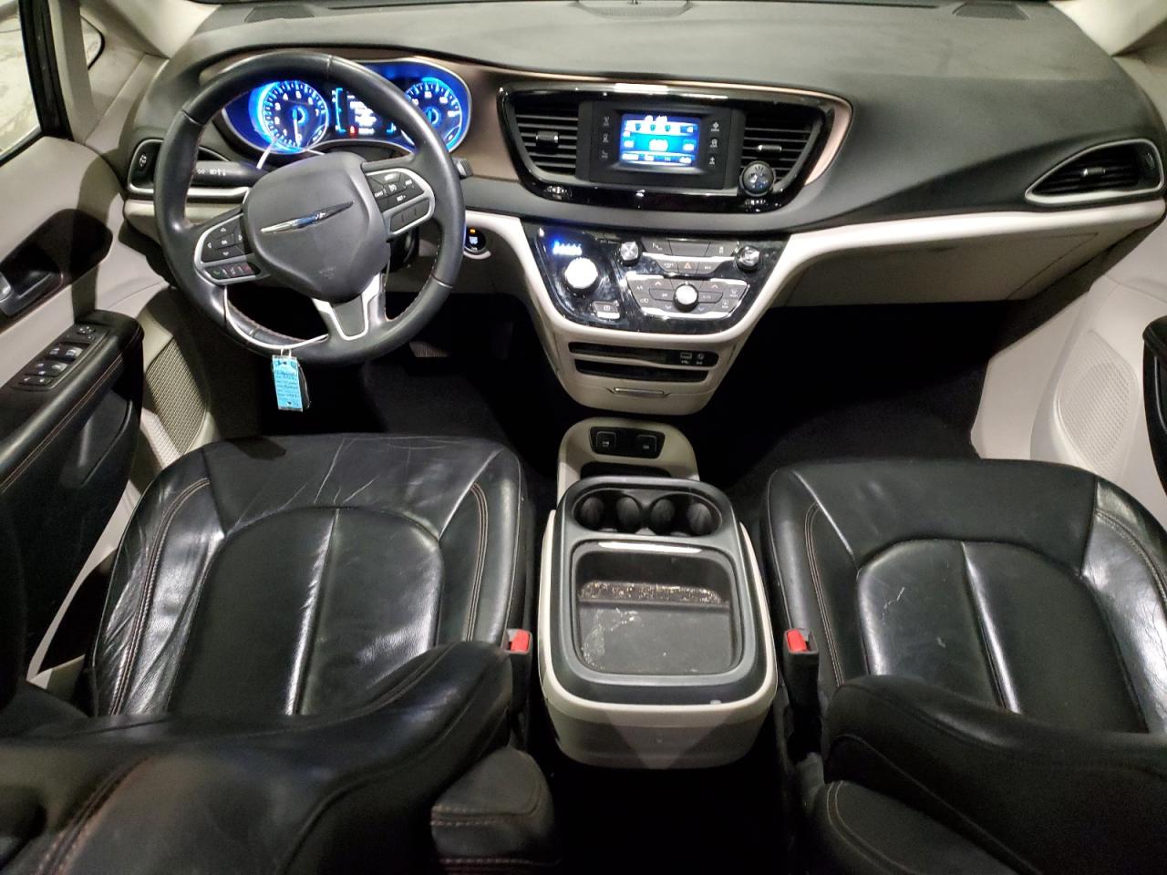 2017 Chrysler Pacifica - Image 8