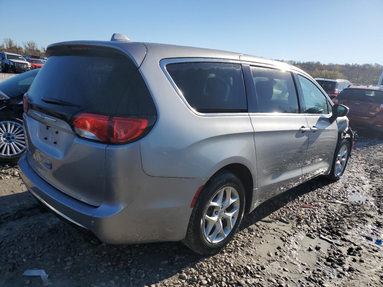 2017 Chrysler Pacifica - Image 3