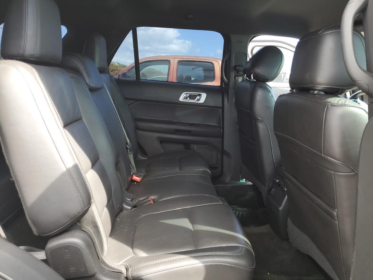 2015 Ford Explorer - Image 11