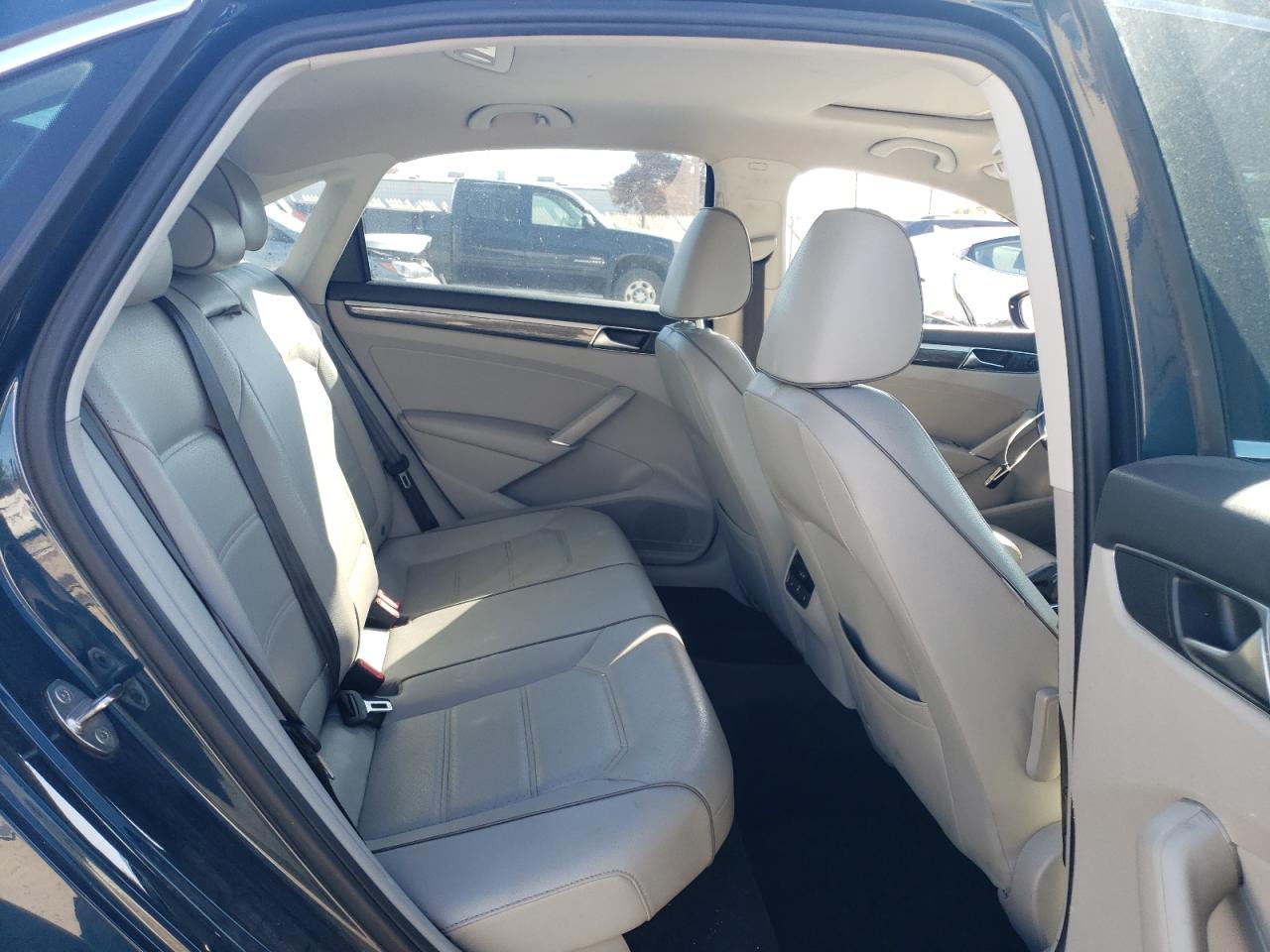 2018 Volkswagen Passat - Image 11