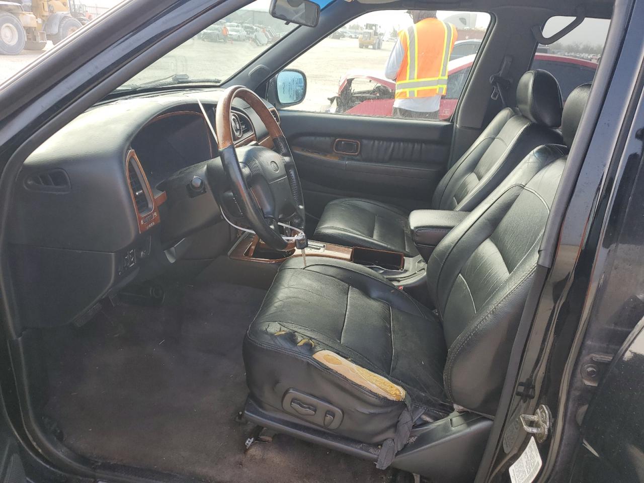 2001 Infiniti QX4 - Image 7
