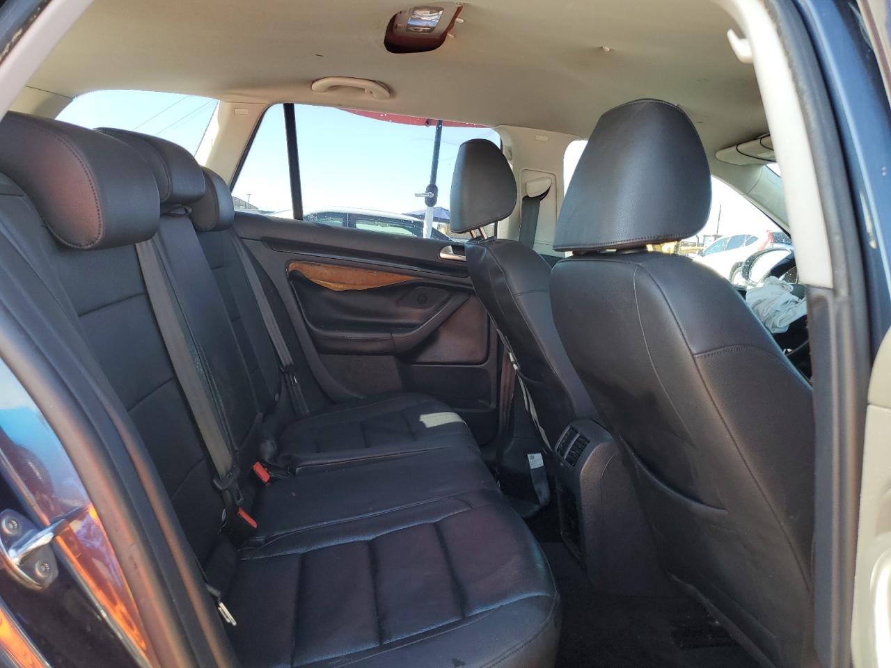 2010 Volkswagen Jetta - Image 11