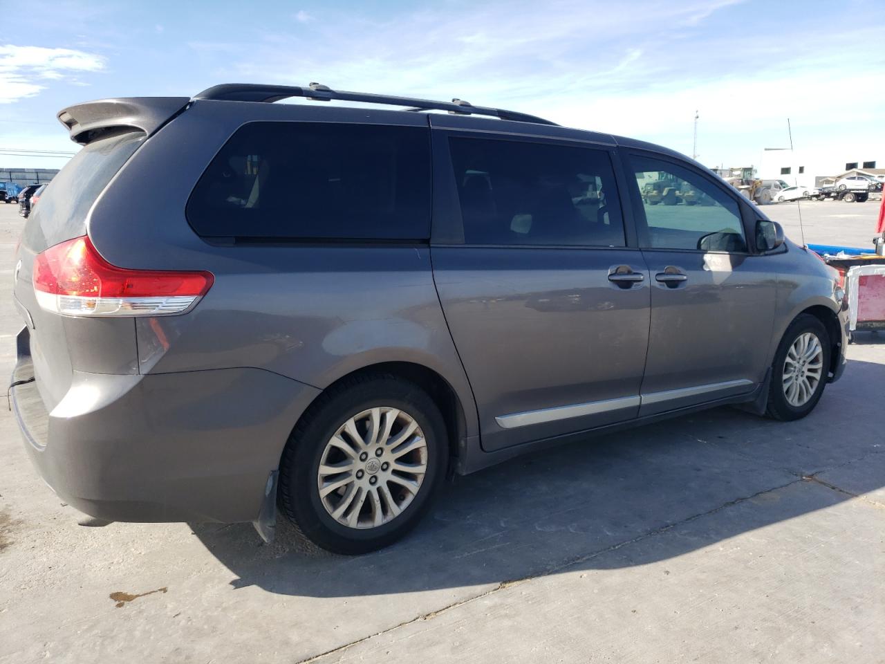 2013 Toyota Sienna - Image 3
