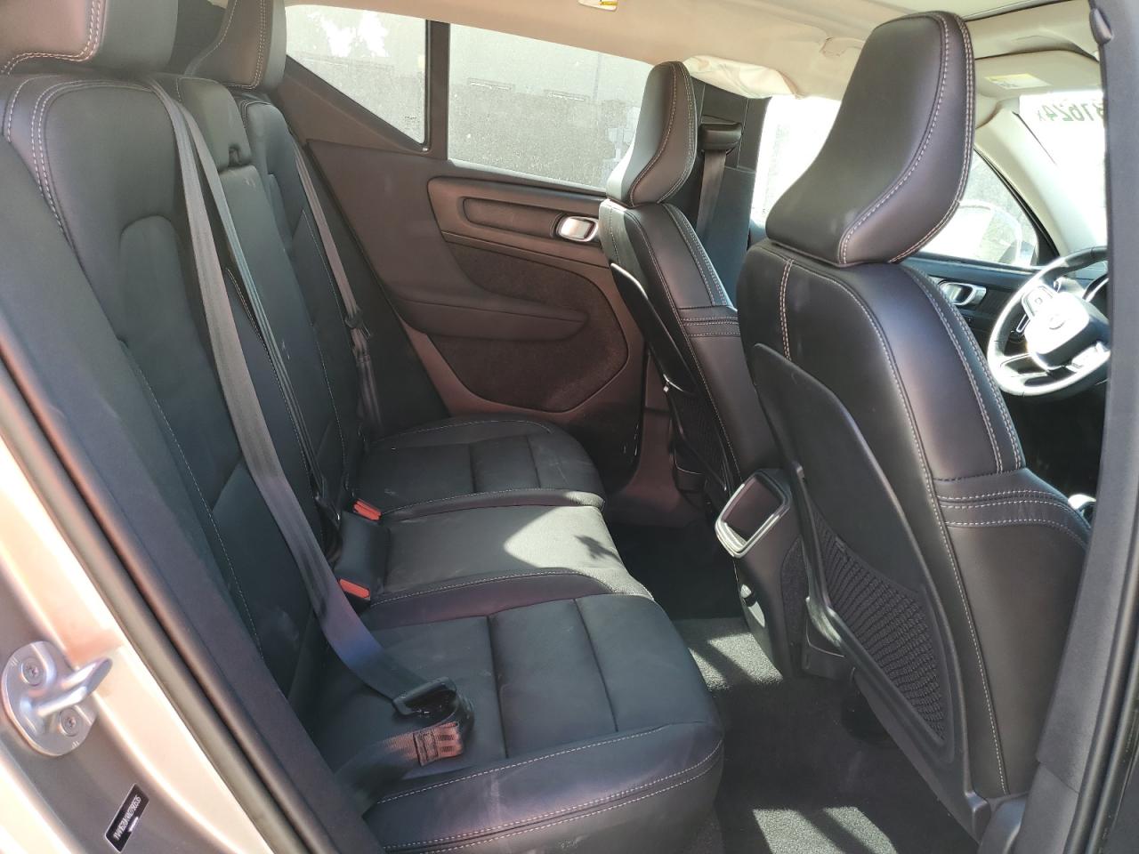 2022 Volvo XC40 - Image 12