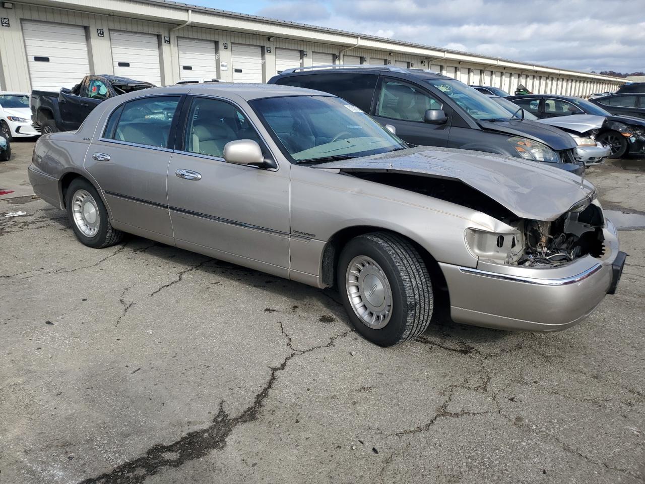 2000 Lincoln Town Car - Image 4