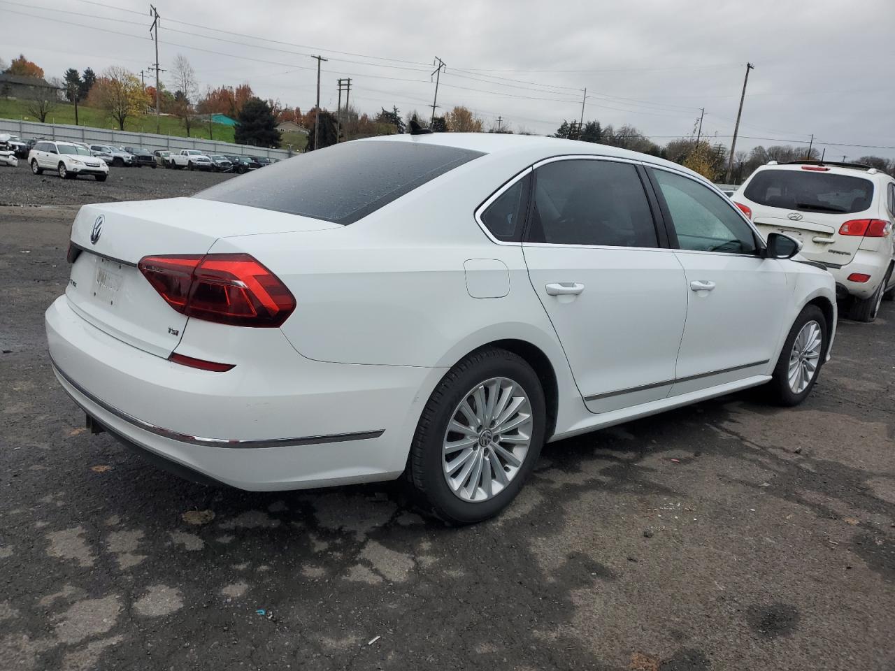 2017 Volkswagen Passat - Image 3