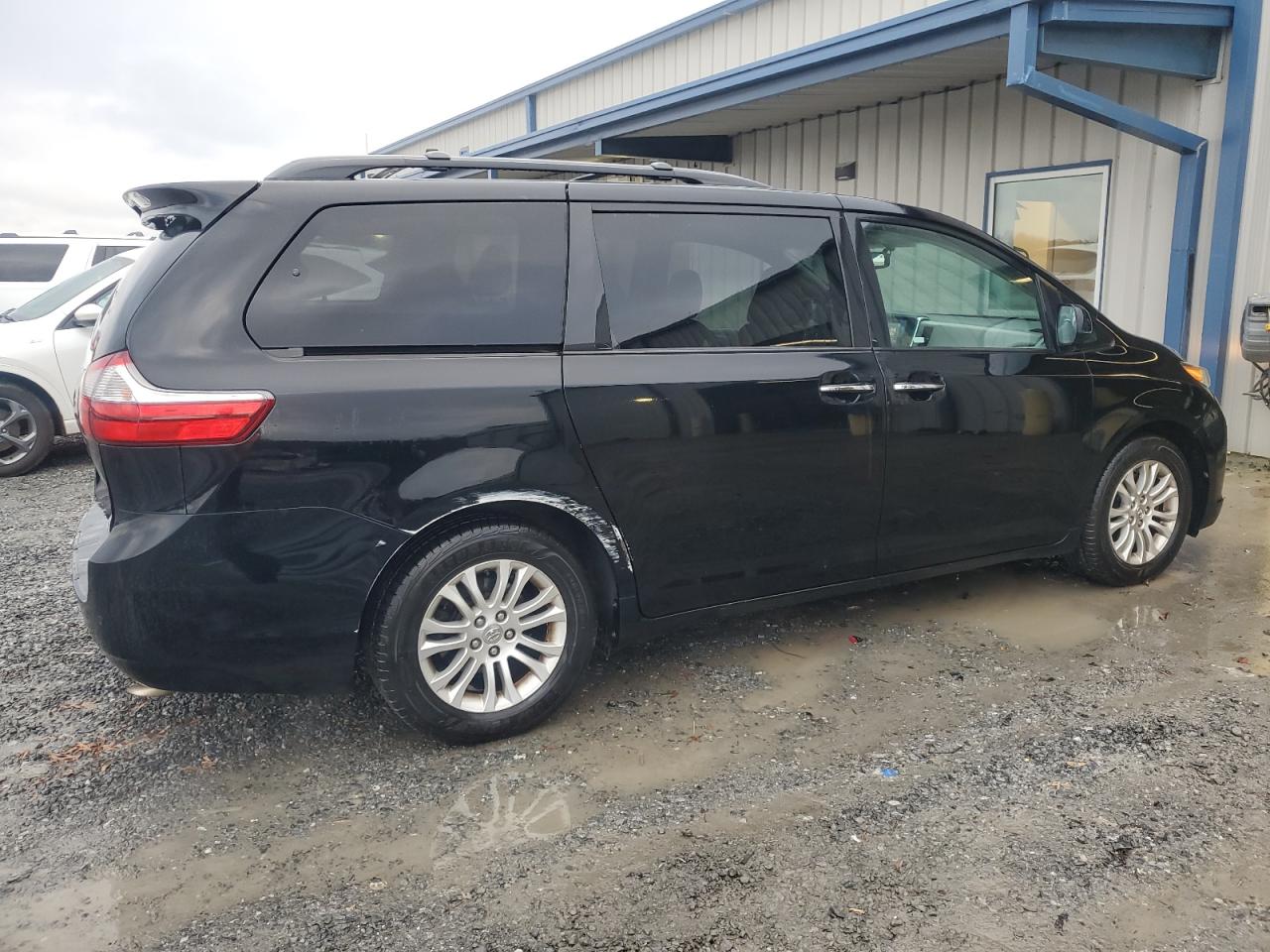 2015 Toyota Sienna - Image 3