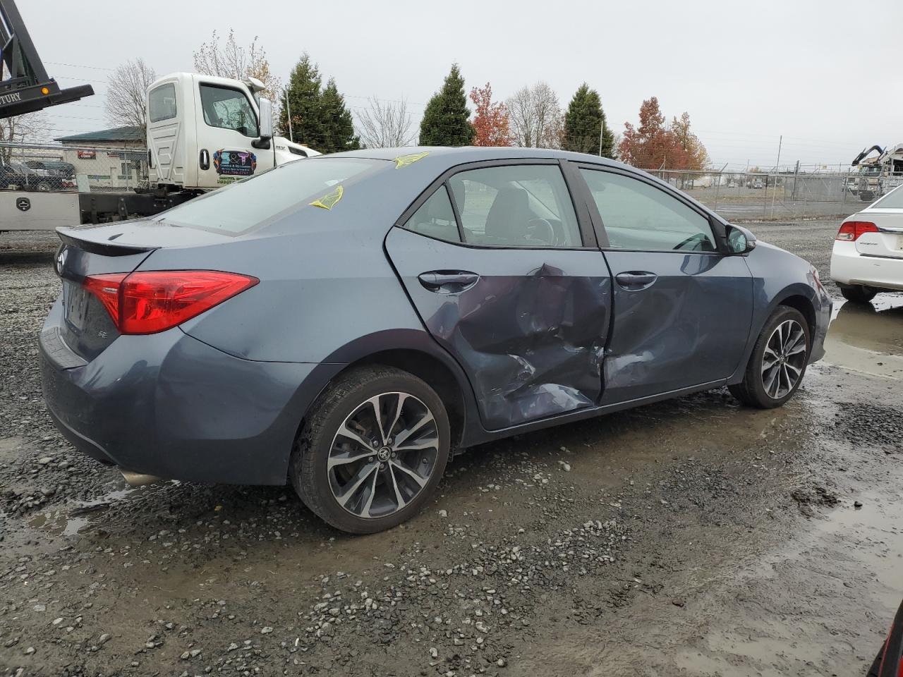 VIN 2T1BURHE5JC000245 2018 TOYOTA COROLLA no.3