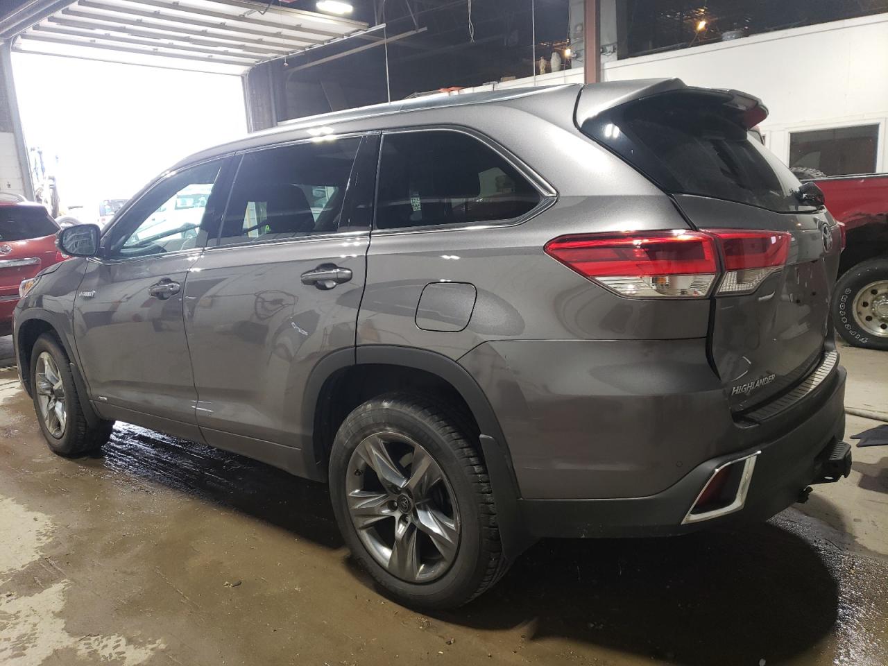 2017 Toyota Highlander - Image 2