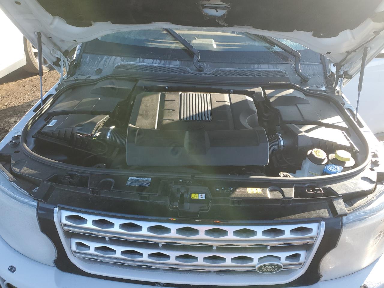2016 Land Rover LR4 - Image 12