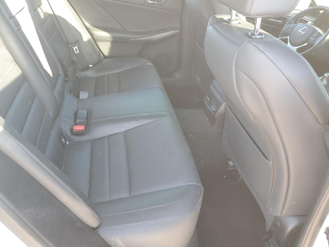 2015 Lexus IS - Image 10