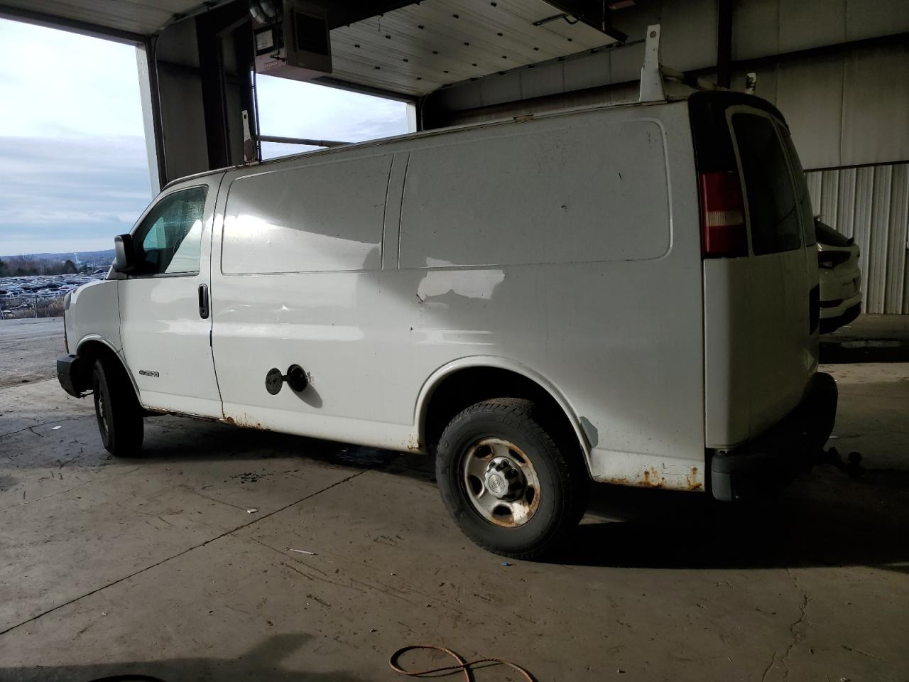 2005 Chevrolet Express - Image 2
