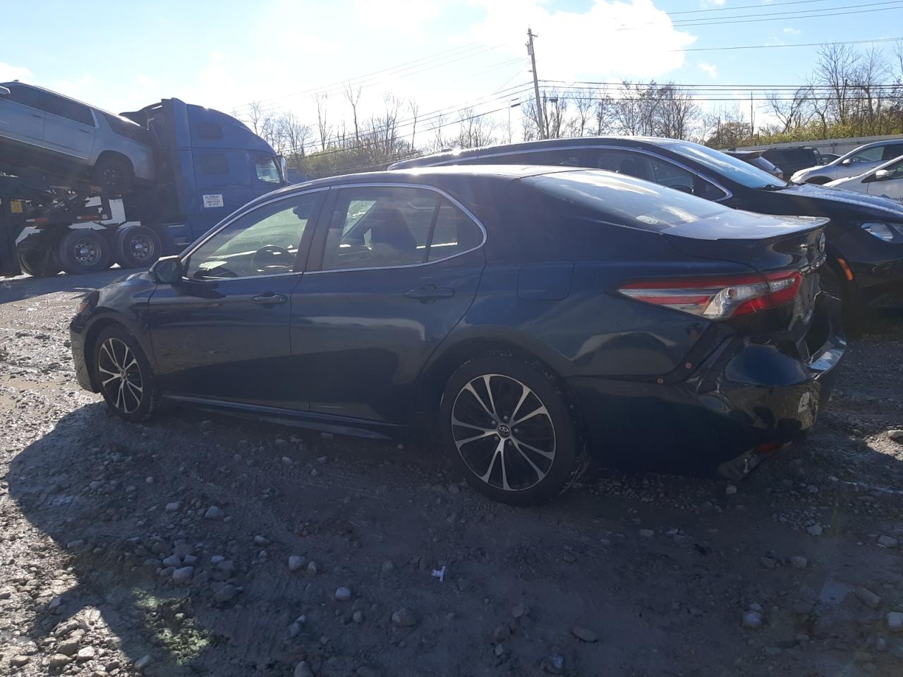 VIN JTNB11HK8J3027864 2018 TOYOTA CAMRY no.2