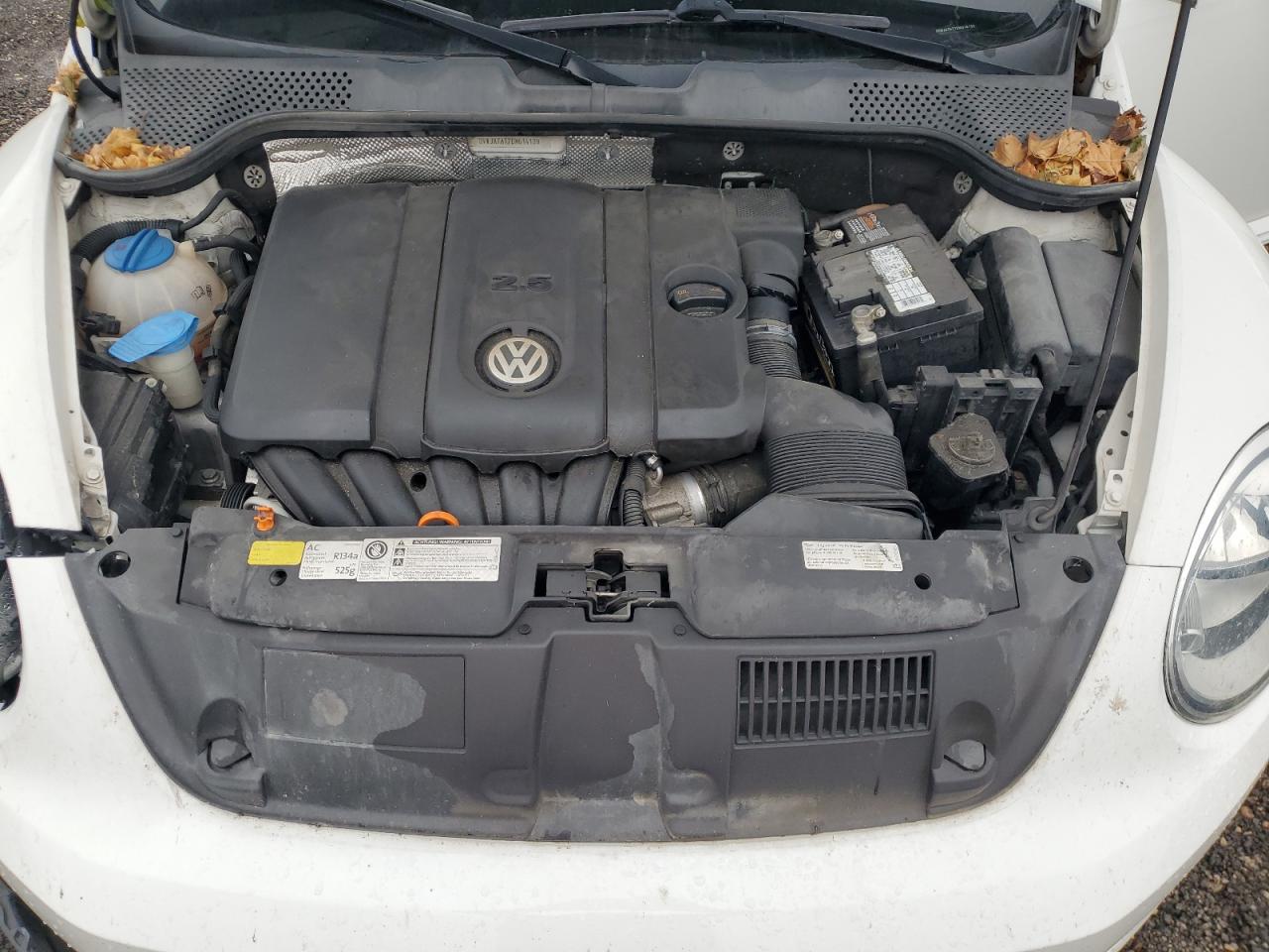 2013 Volkswagen Beetle - Image 11