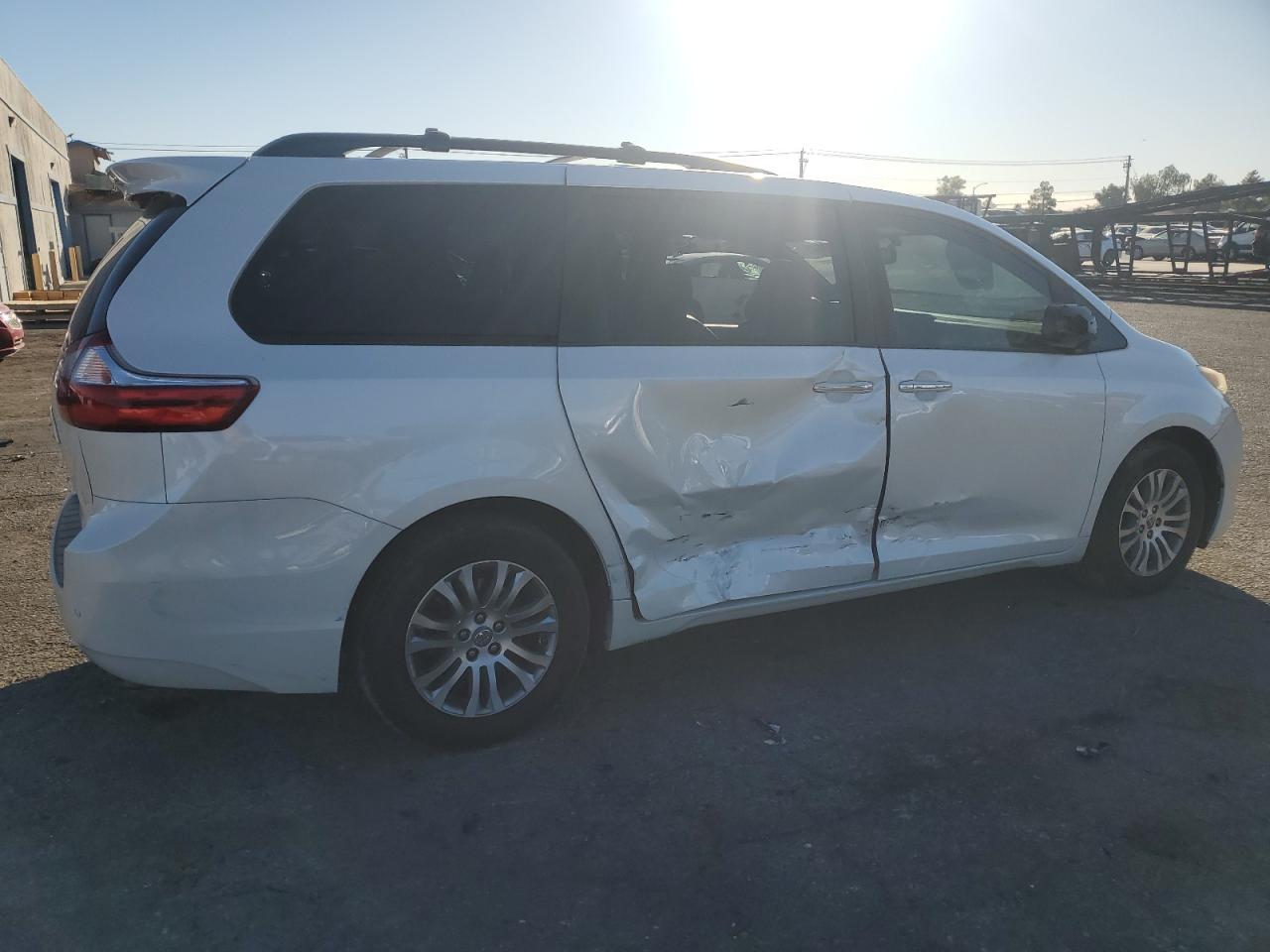 2016 Toyota Sienna - Image 3