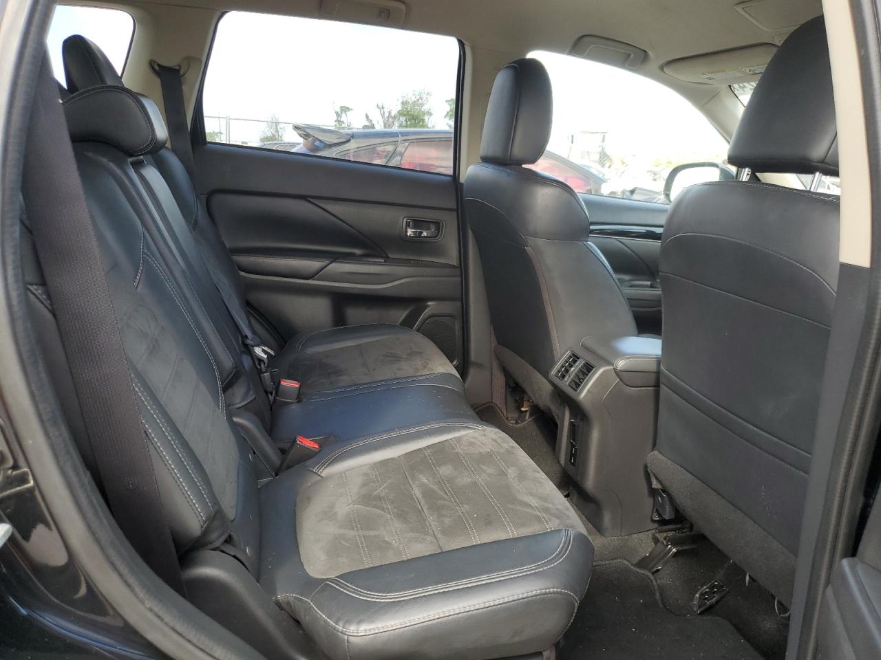 2020 Mitsubishi Outlander - Image 11