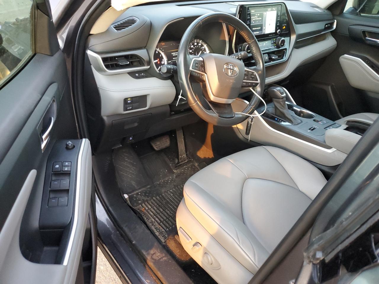 2022 Toyota Highlander - Image 8