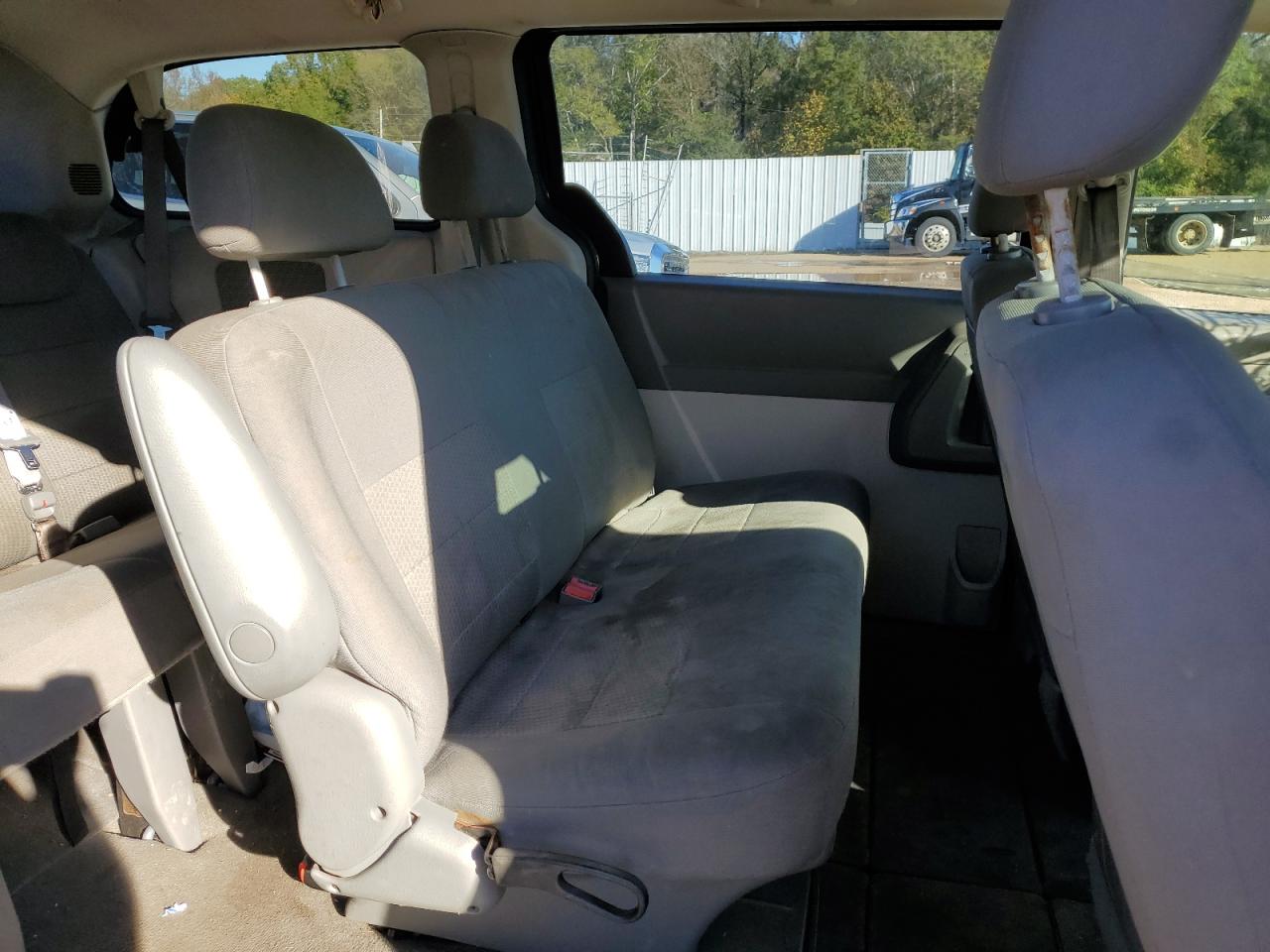 2008 Dodge Caravan - Image 11