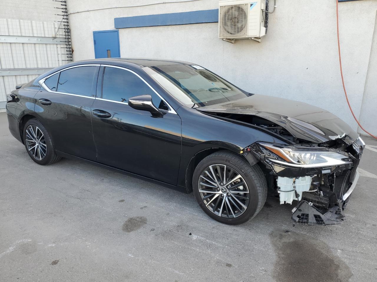 2023 Lexus ES - Image 4