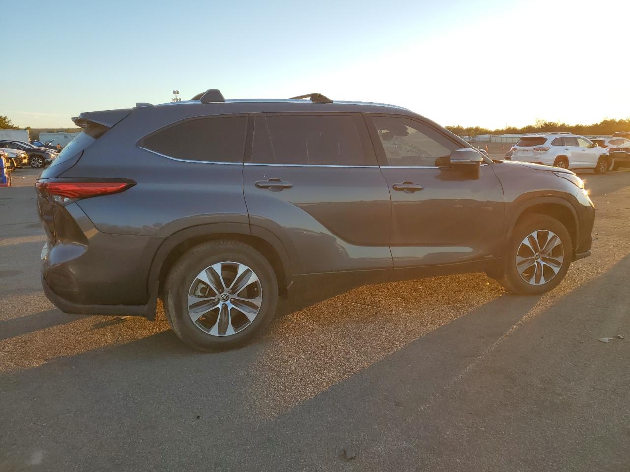 2021 Toyota Highlander - Image 3