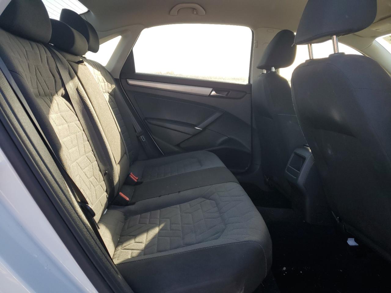 2021 Volkswagen Passat - Image 10