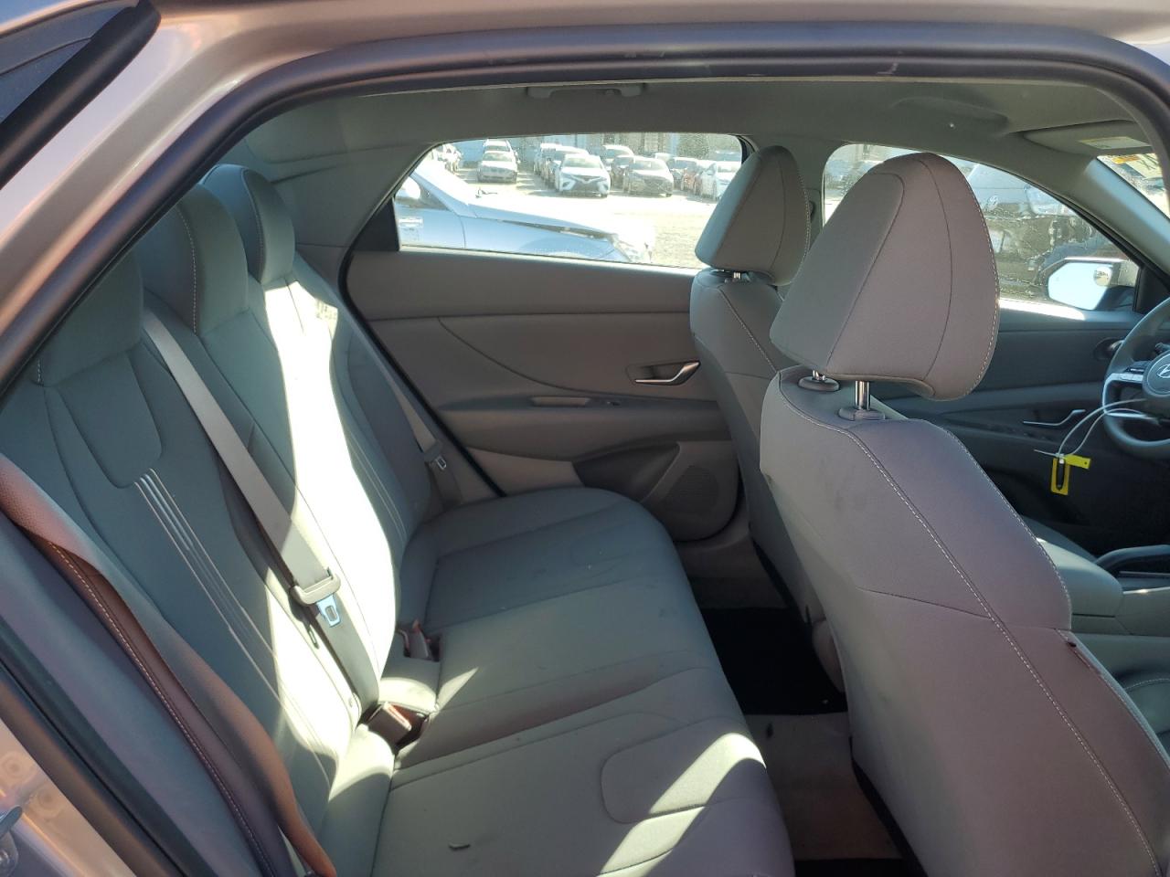 2022 Hyundai Elantra - Image 10