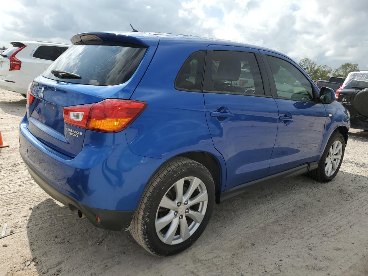 2015 Mitsubishi Outlander - Image 3