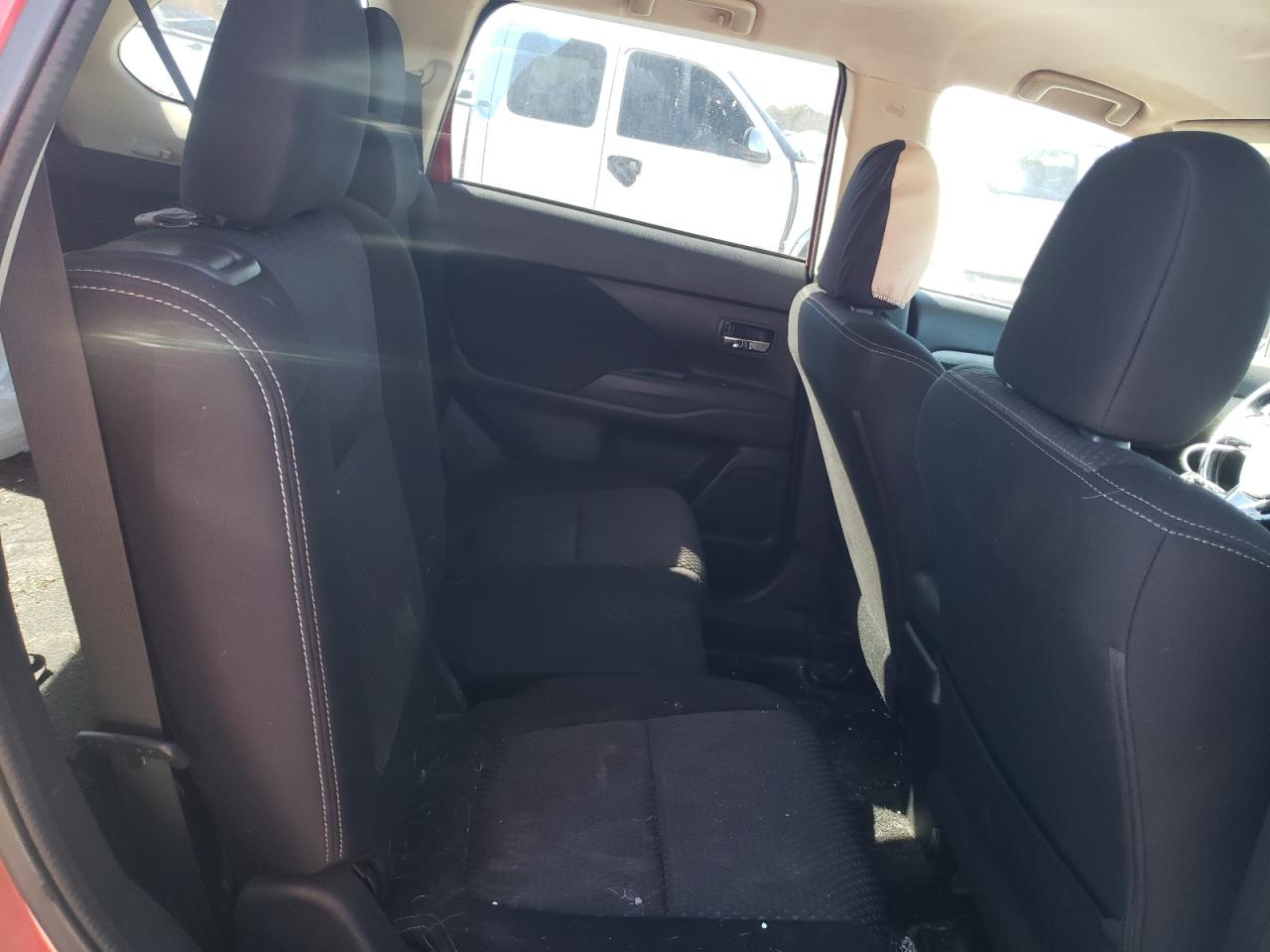 2016 Mitsubishi Outlander - Image 11