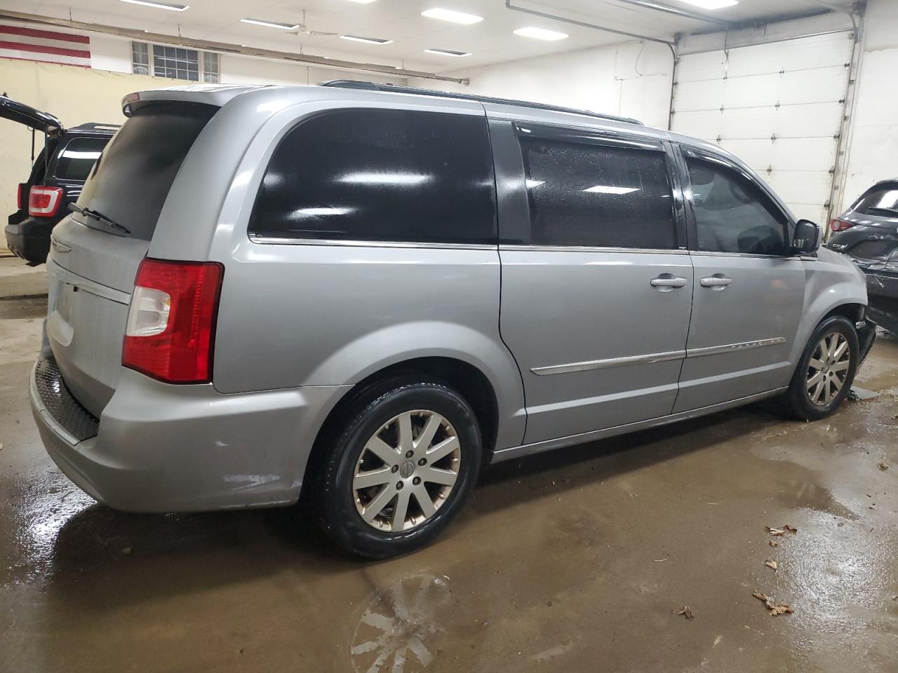 2014 Chrysler Town & Country - Image 3
