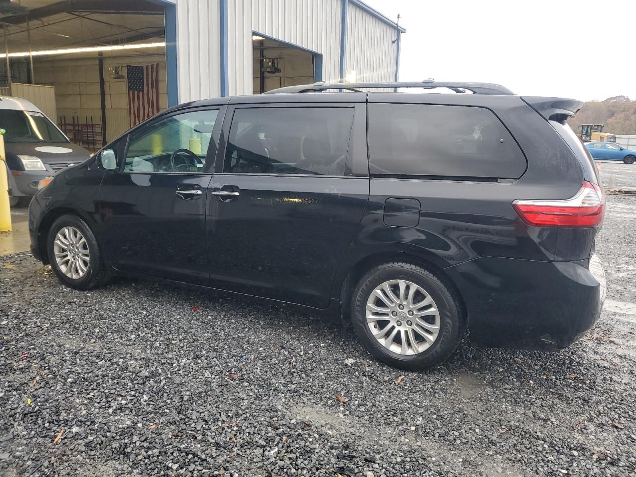 2015 Toyota Sienna - Image 2