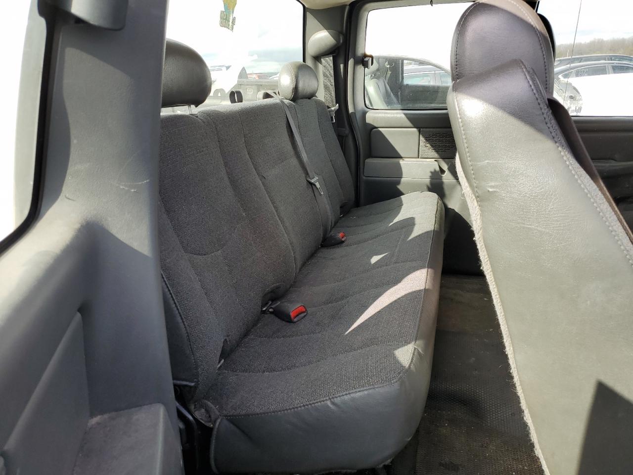 2006 Chevrolet Silverado - Image 10