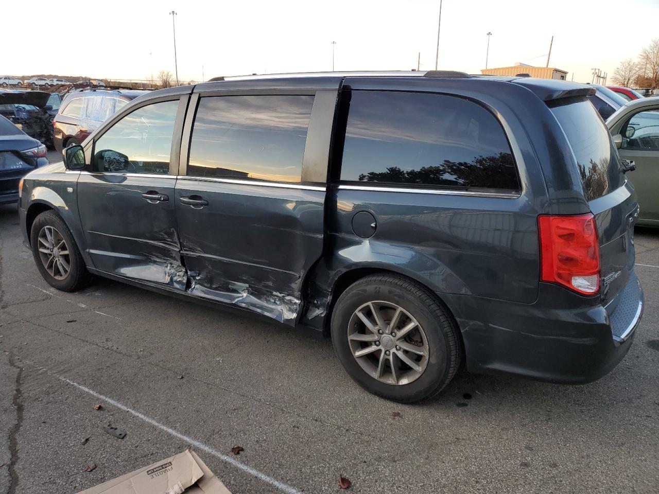2014 Dodge Caravan - Image 2