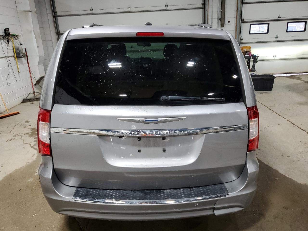 2016 Chrysler Town & Country - Image 6