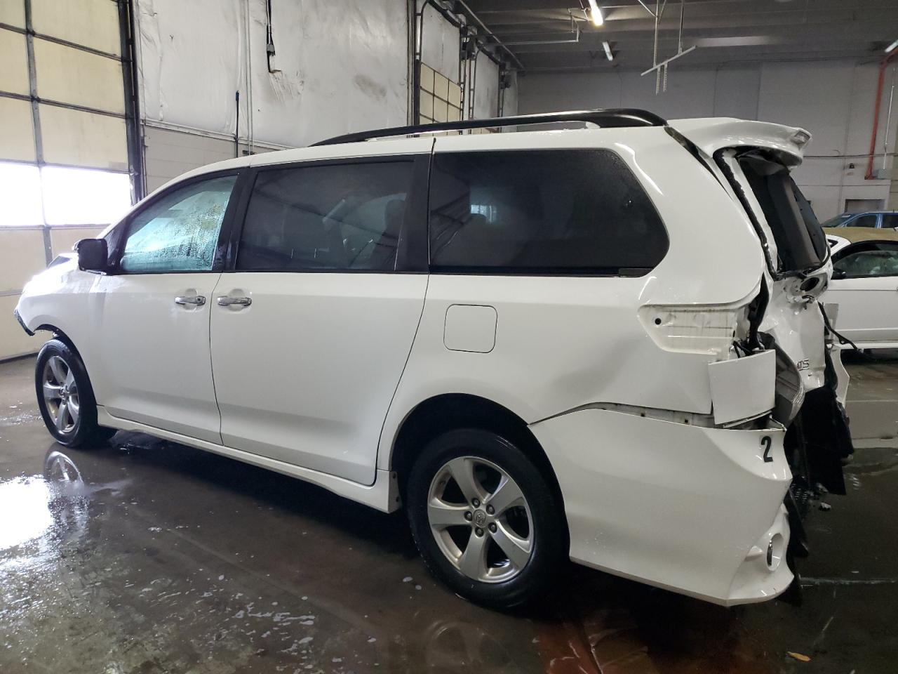 2019 Toyota Sienna - Image 2