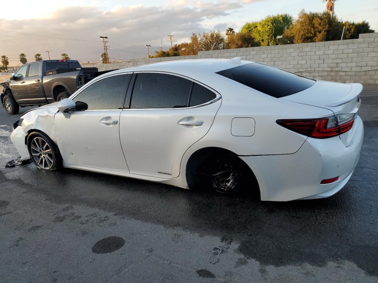 2017 Lexus ES - Image 2