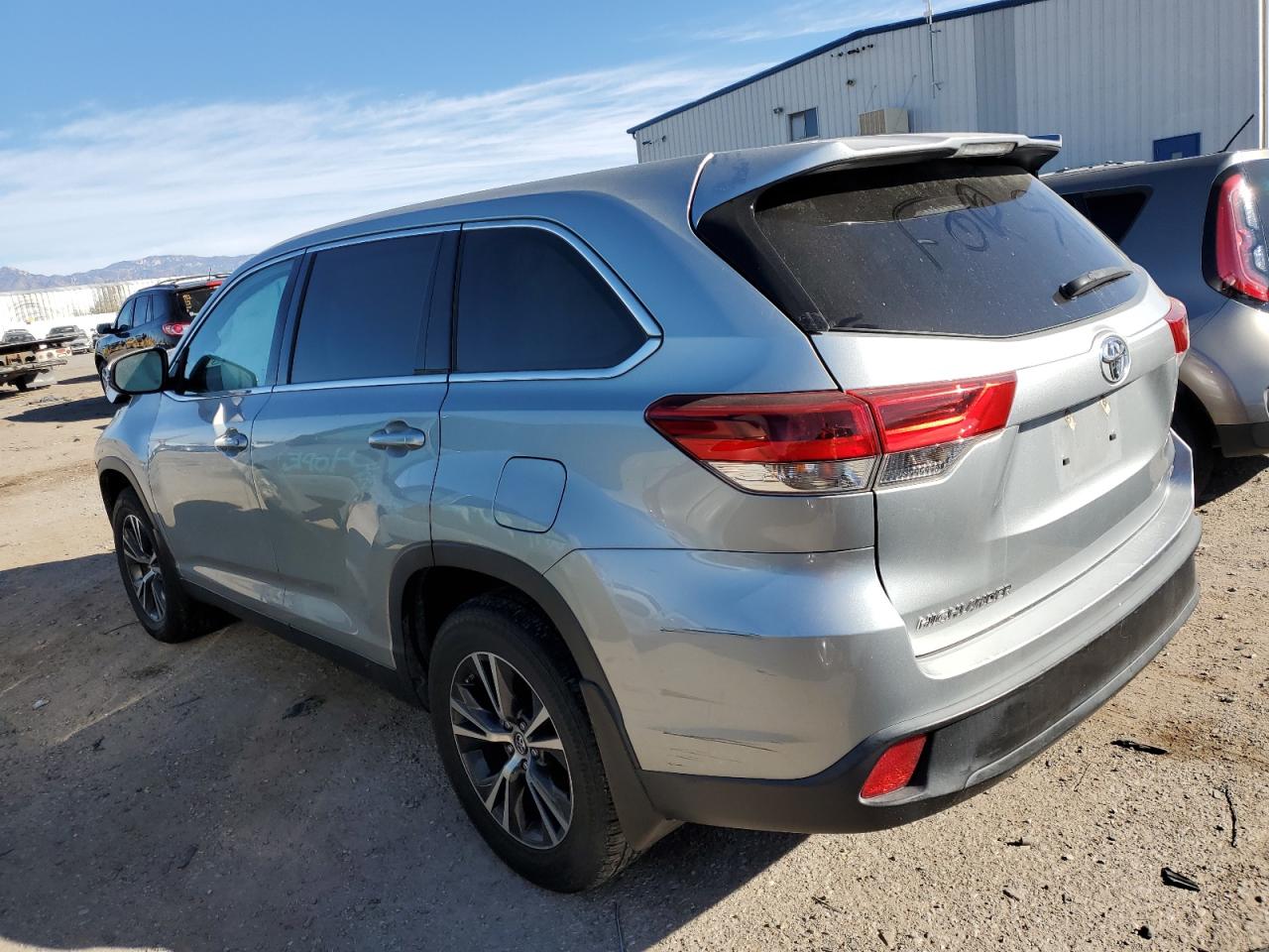 VIN 5TDBZRFH6KS979748 2019 TOYOTA HIGHLANDER no.2