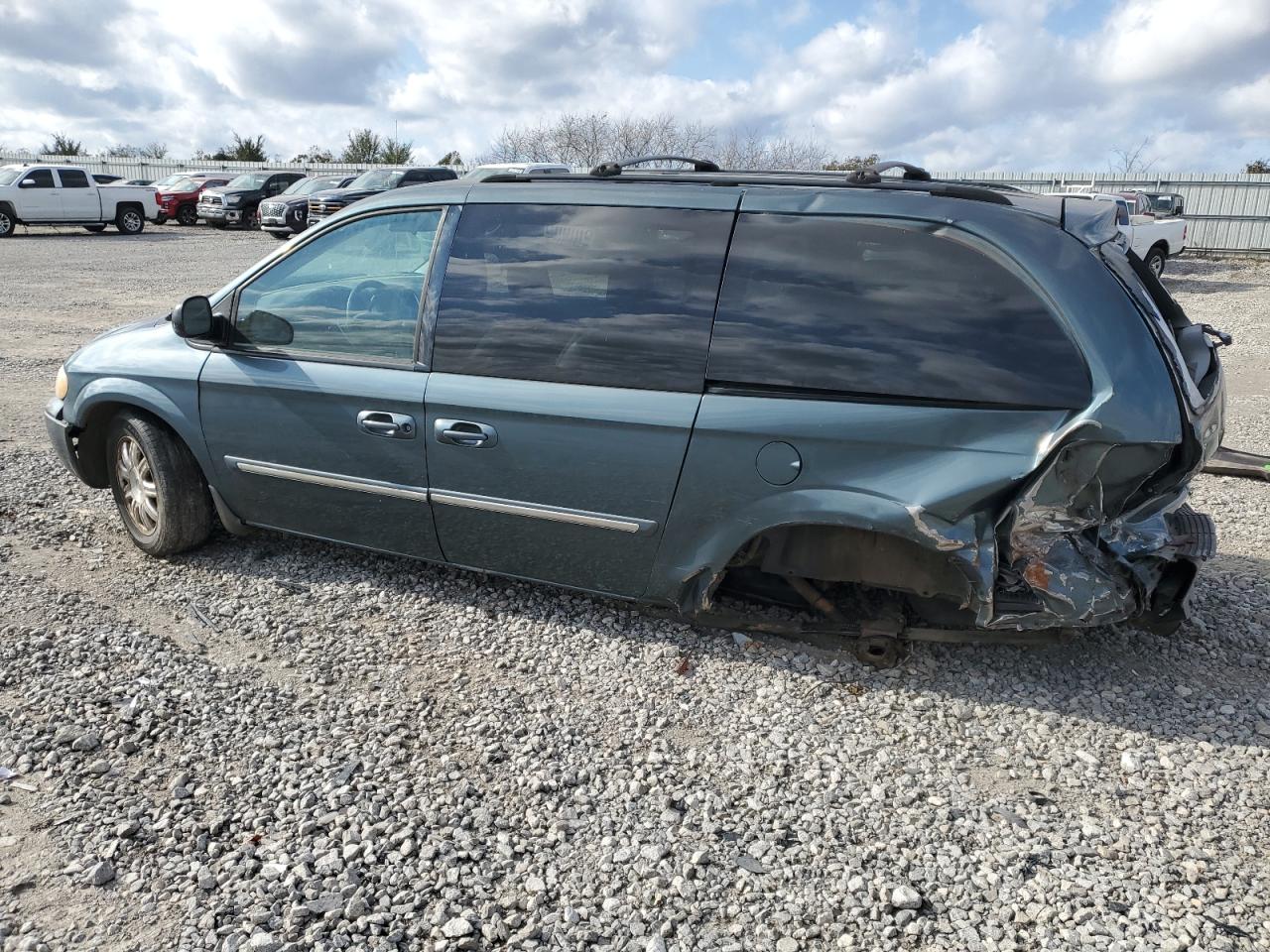 2007 Chrysler Town & Country - Image 2