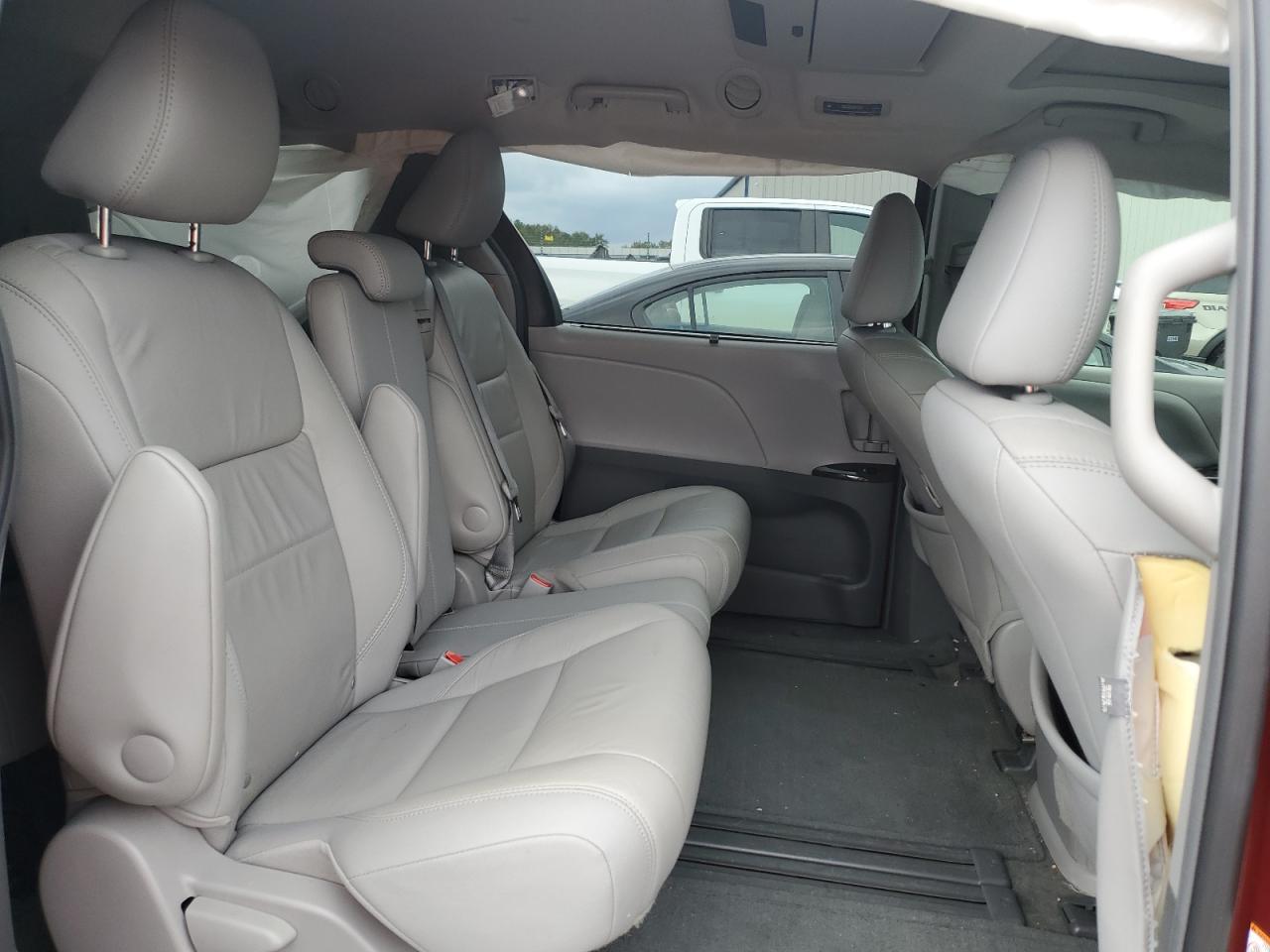 2017 Toyota Sienna - Image 11
