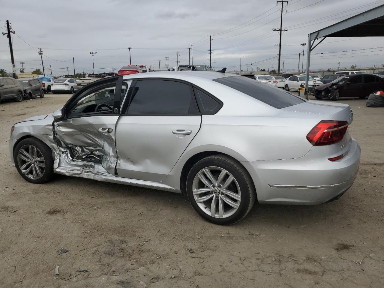 2019 Volkswagen Passat - Image 2