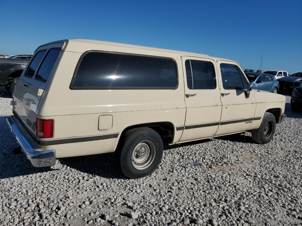 1990 Chevrolet Suburban - Image 3