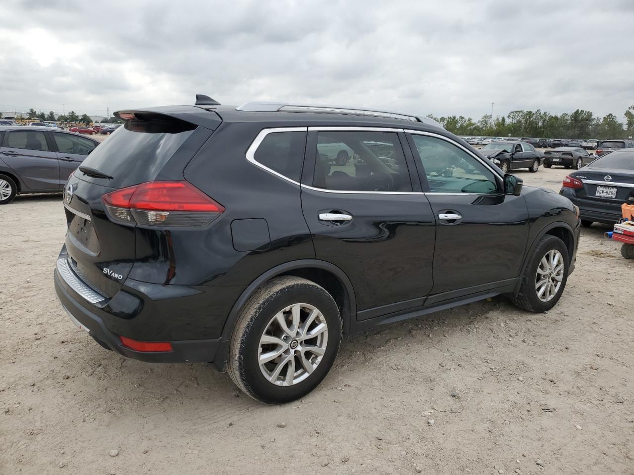 2017 Nissan Rogue - Image 3