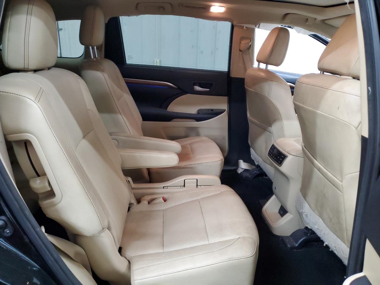 2017 Toyota Highlander - Image 11