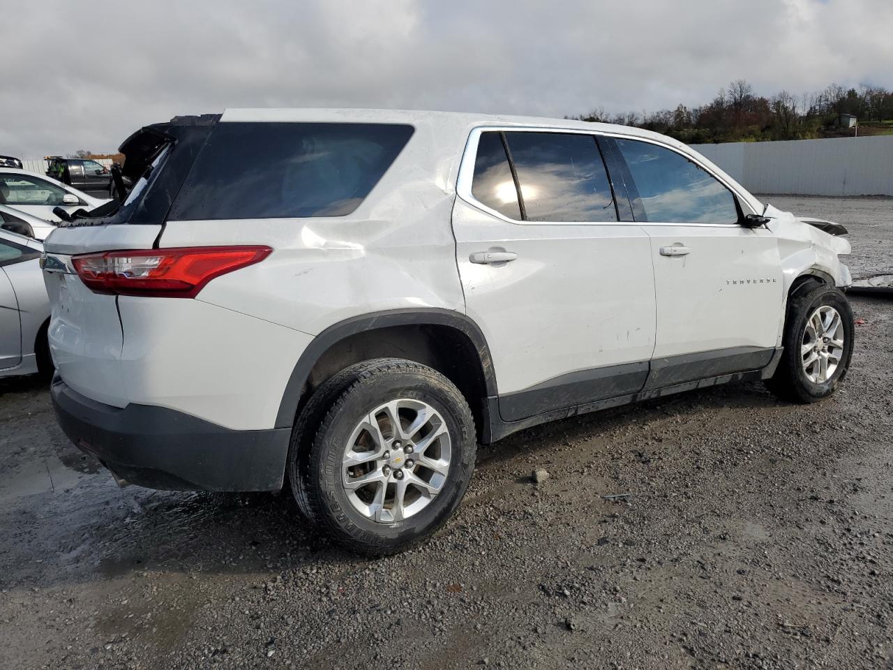 VIN 1GNERFKW8KJ134078 2019 CHEVROLET TRAVERSE no.3