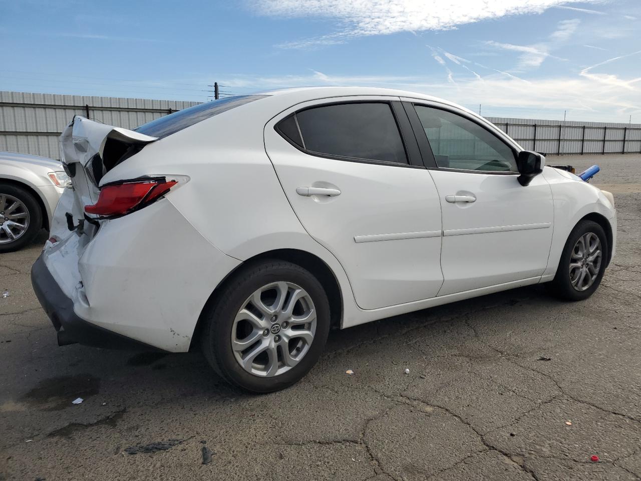 VIN 3MYDLBZV3GY135977 2016 TOYOTA SCION no.3