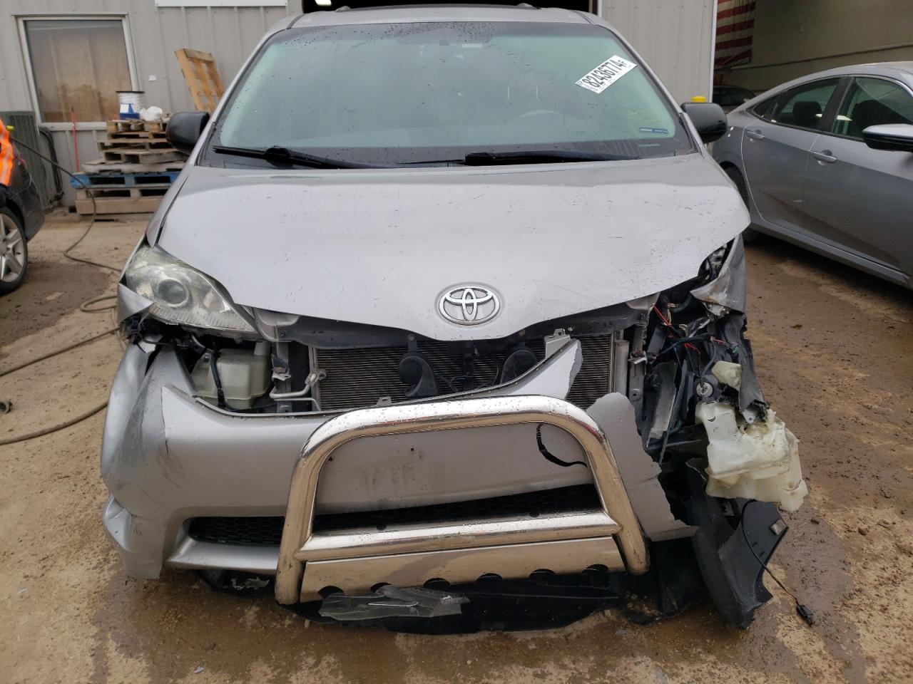2011 Toyota Sienna - Image 5
