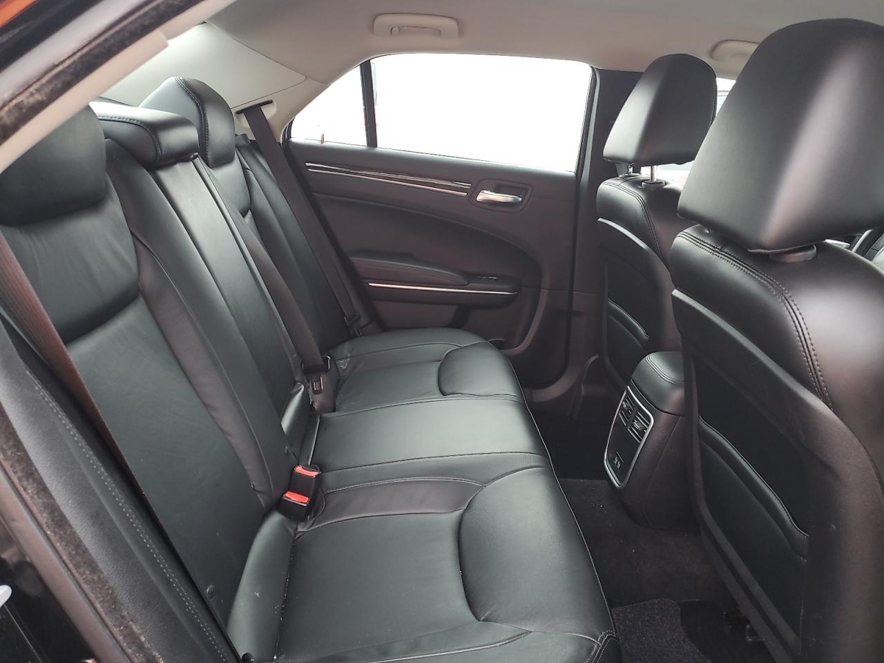 2015 Chrysler 300 - Image 10